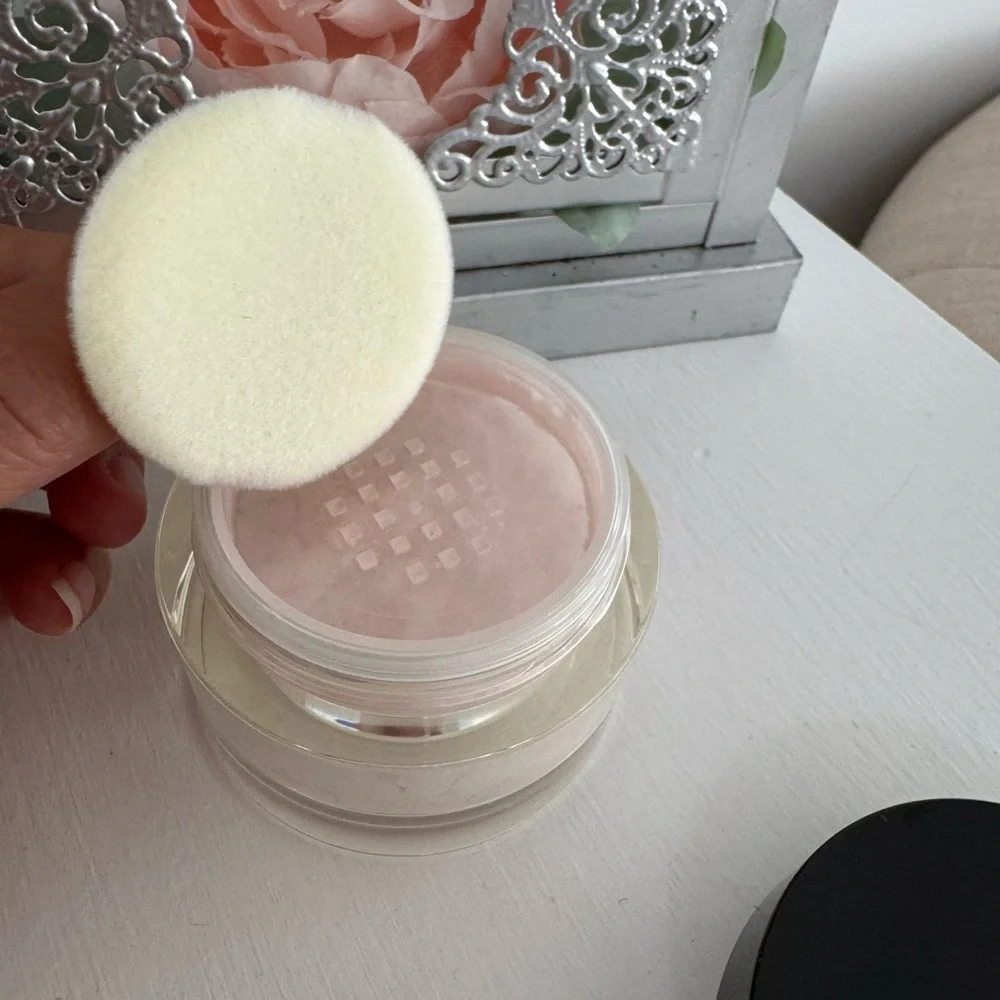 Giorgio Armani Loose Setting Powder in Soft Pink with Black Cap